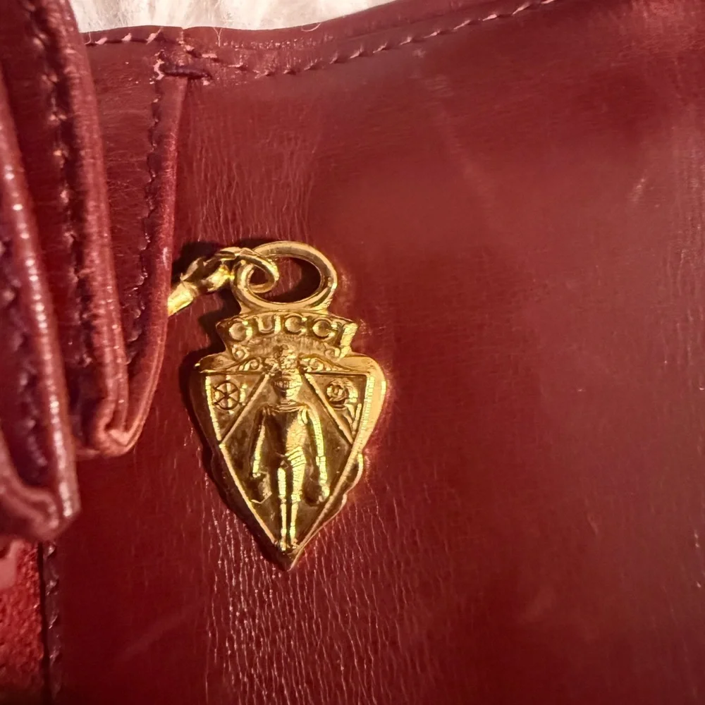 Vintage 1970s Gucci Burgundy Leather Shoulder Bag Gold Crest Italy - Picture 4 of 13